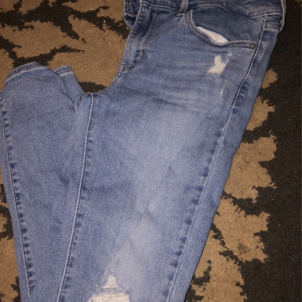 Light wash Levi skinny jeans